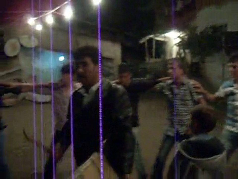 Köyümüzün gençleri halay çekiyor