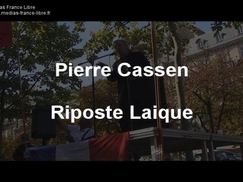 Pierre Cassen devant l’ambassade d’Iran