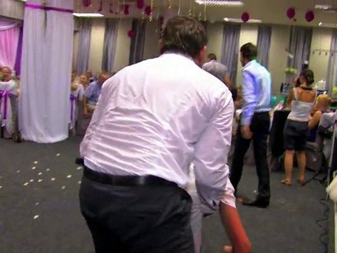 Борьба за букет невесты и подвязку