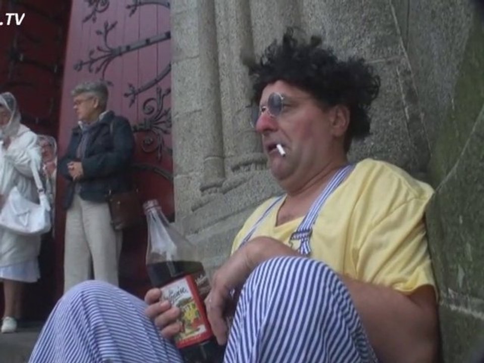Coluche à la sortie de la messe