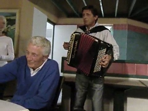 70 ans du pére !! et Mr jean-luc horner a l'accordéon...