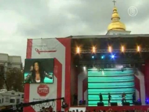 Билл Клинтон борется со СПИДом в Украине