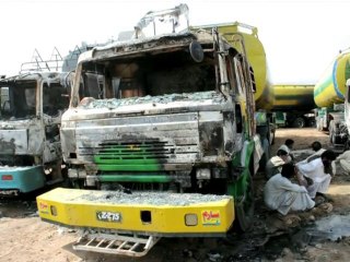 Pakistan: les talibans brûlent des camions de l'Otan