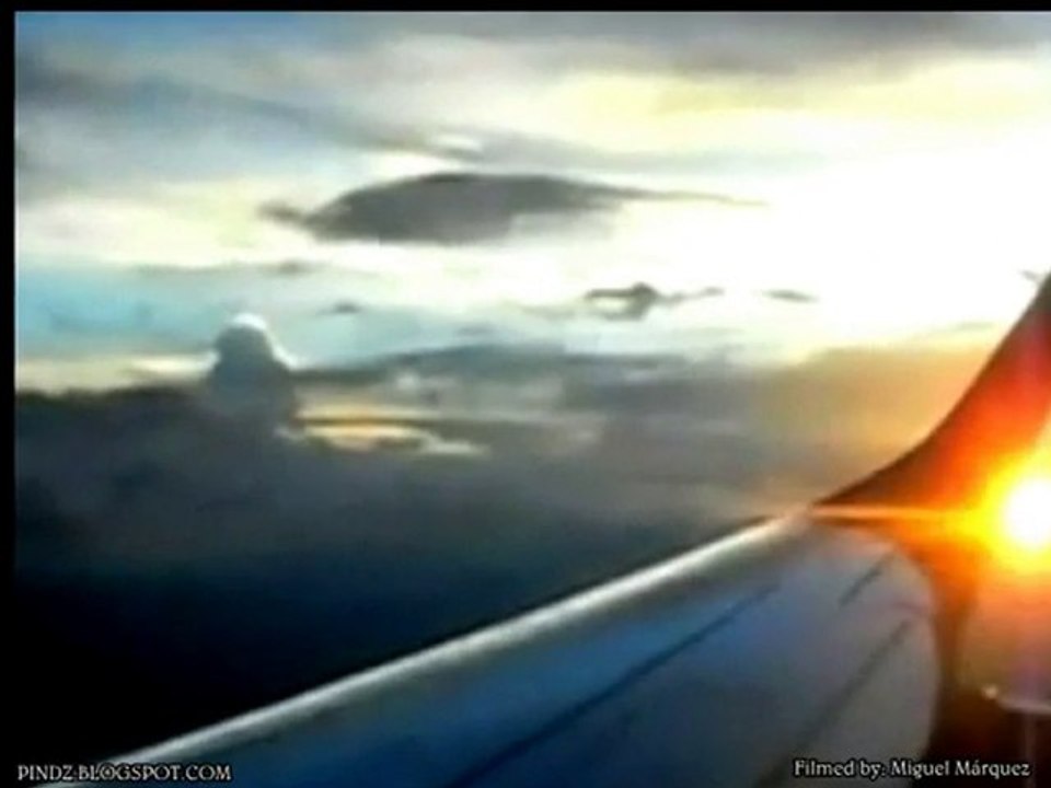 UFO Filmed From Plane Over Mexico Flight 203 Aeromexico (OVN
