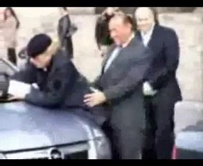 Silvio Berlusconi qui ABUSE d'une PERVENCHE A VOIR