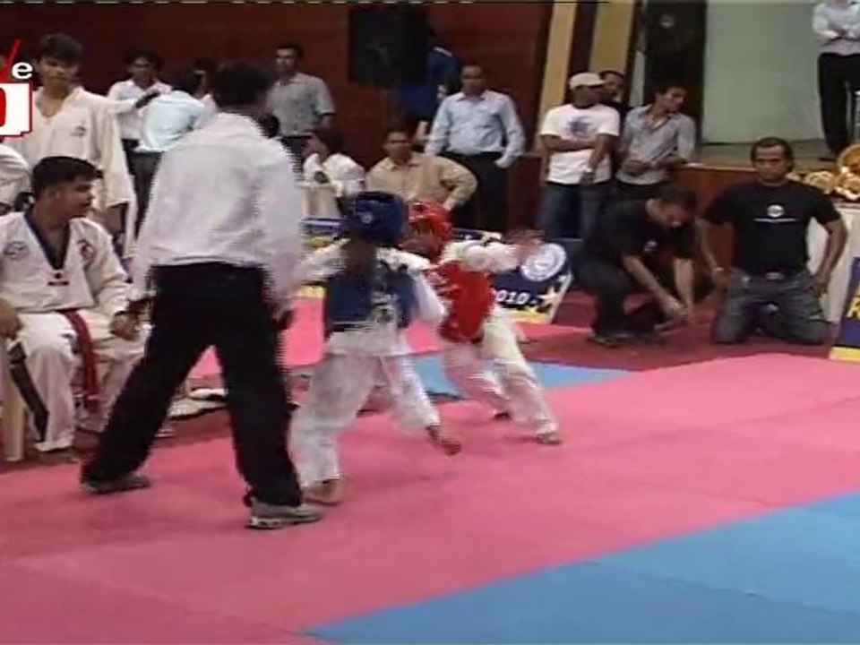 Shahrukh Khan's Kids Fight In Public!!!