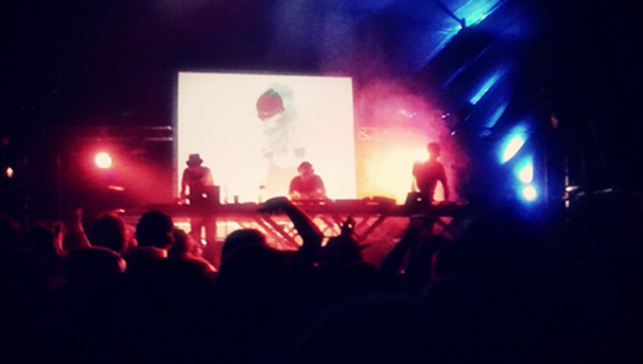 GIVE ME A KISS - As we kiss in live