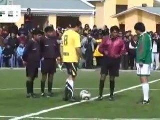 Evo Morales frappe un joueur dans les testicules