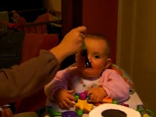 Choupette mange du fromage