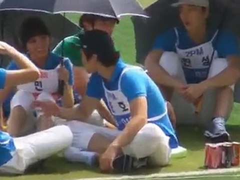 100914 Idol Sports Champs 2PM Chansung 2AM Seulong Umbrella