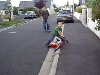Yanis fait du vélo