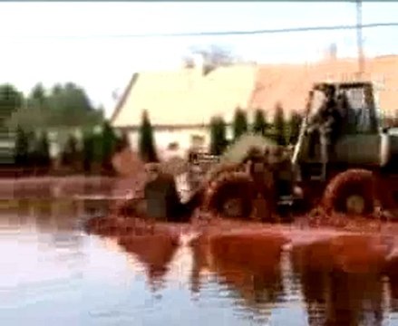 Hongrie : une boue toxique envahit les villages