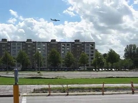 Amsterdam : avion ciel & gratte-ciel