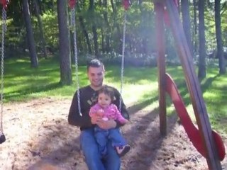 pearl fait de la balançoire avec son papa