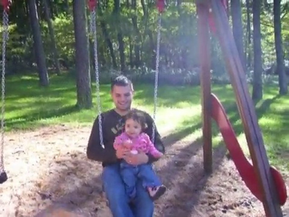 pearl fait de la balançoire avec son papa
