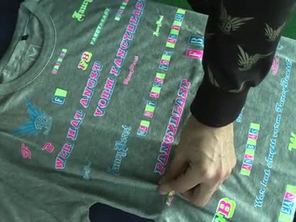 Wie falte ich ein shirt in 3 sekunden faltenfrei zusammen