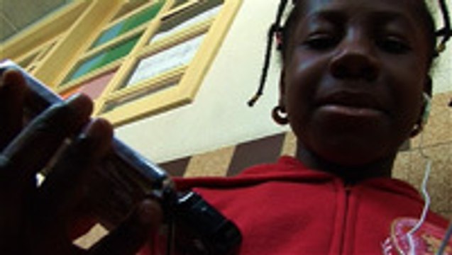 Apprendre l'anglais avec des baladeurs à l'école primaire.