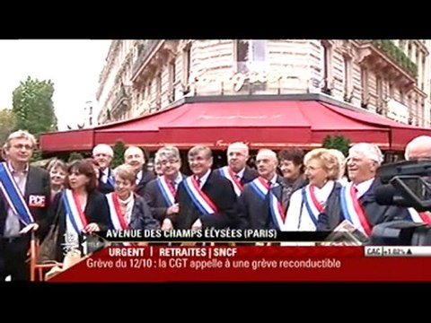 Députés et sénateurs marchent du Fouquet's à l'Elysée