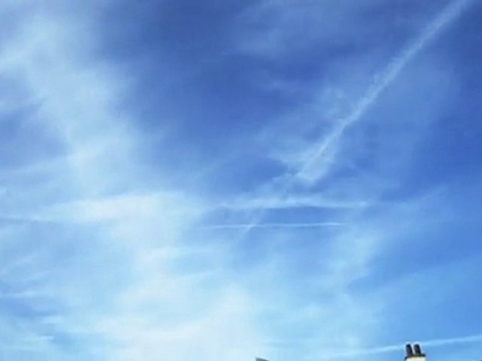 "Chemtrails" over Paris, again... Please, stop spraying us!