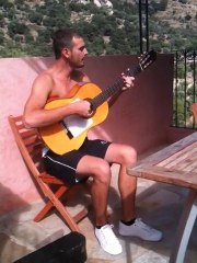 Bambino champion de pétanque et guitariste flamenco.