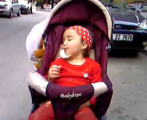 bebek uyurken simit nasıl yer