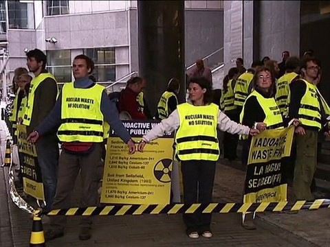 Des fûts radioactifs devant le Parlement européen
