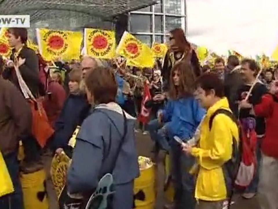 Germanys Chancellor on the Offensive | People & Politics