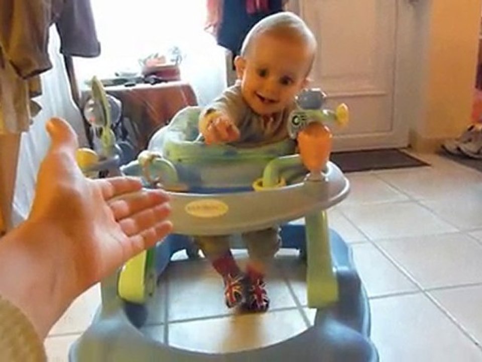 3 octobre 10 Bastien dans son trotteur pour la première fois