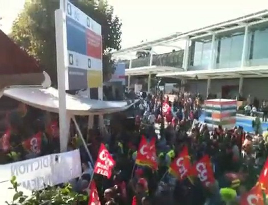 Manifestants au Mondial de l'Automobile à Paris 08/10/10