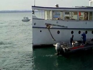 le vapeur Neuchâtel remorqué par un chaland