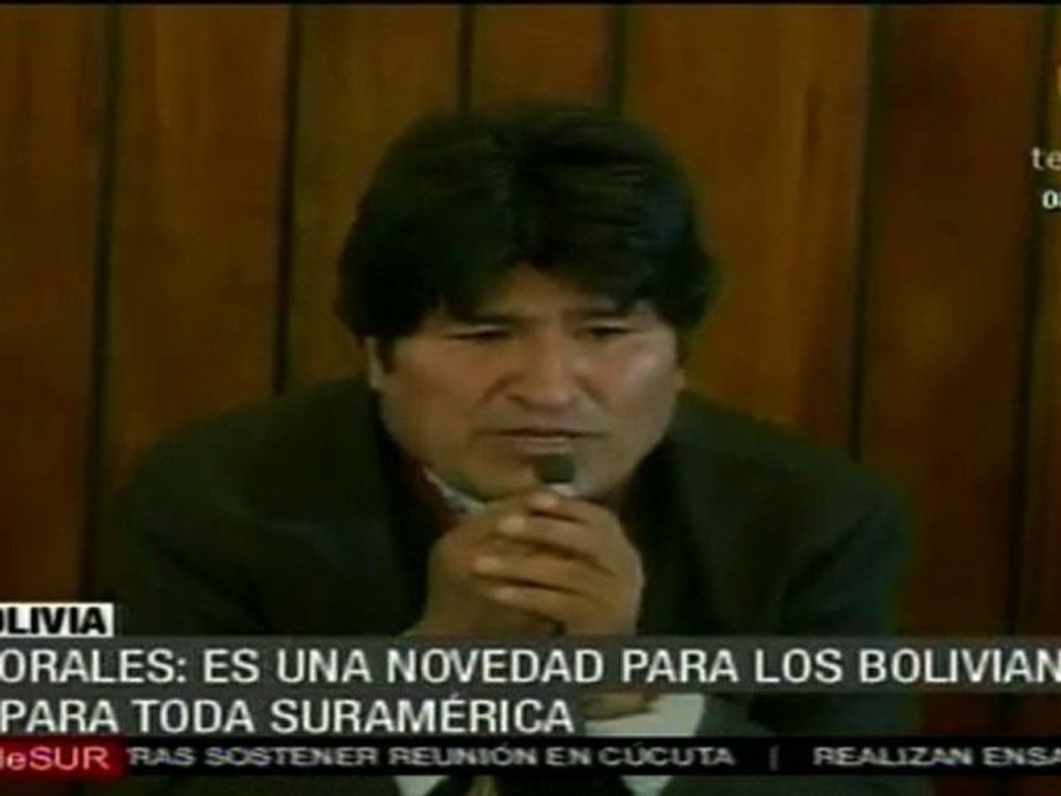 Presidente Morales satisfecho por transacción usando Sucre