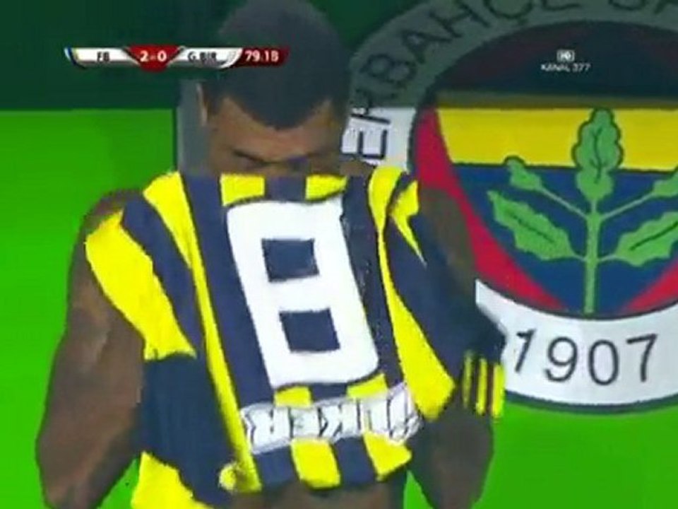 Kazım FenerBahçe formasını öpüyor