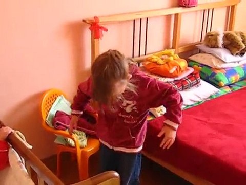 Золотко одевается