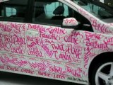 Une Mercedes Class B relookée Street Art pour Pink Ribbon
