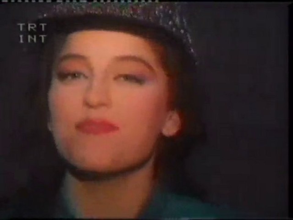 Askin Nur Yengi - AYIPSIN video klip NOSTALJI trt-int