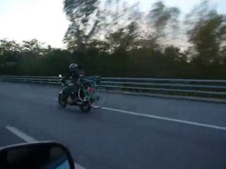 Conduire une moto + un vélo en même temps sur l'autoroute