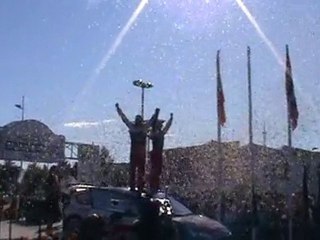 sébastien loeb qui monte sur le podium du rallye de France