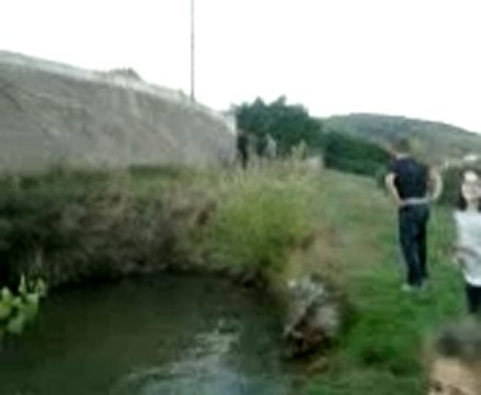 saut en velo dans l'etang de seb