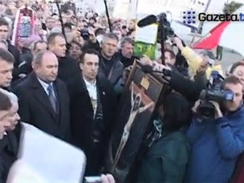 Jarosław Kaczyński oddaje hołd ofiarom katastrofy smoleńskiej