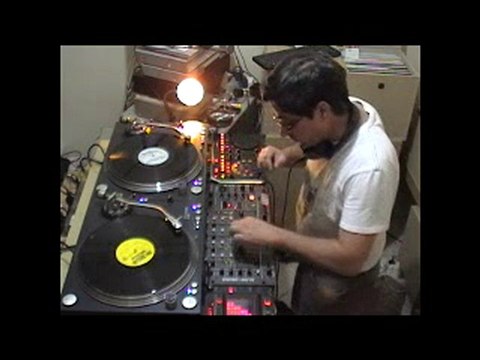 PINCHANDO VINYL DE U2 - CHER - BOB SINCLAR - MADONNA
