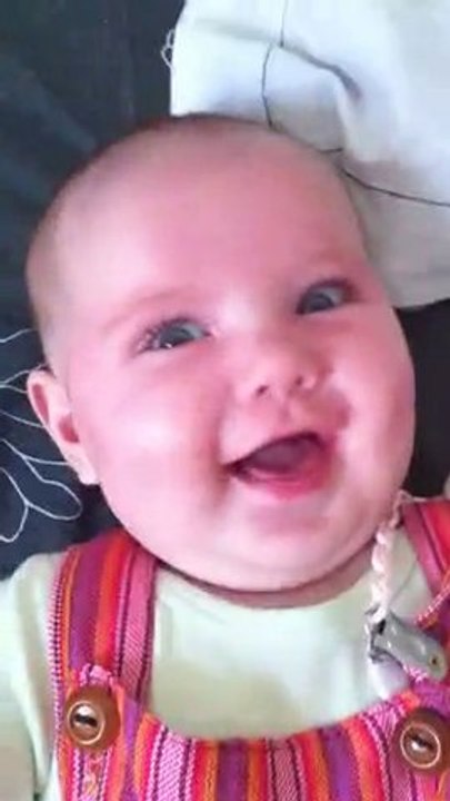 Margot Rigole sur le lit de papa et maman