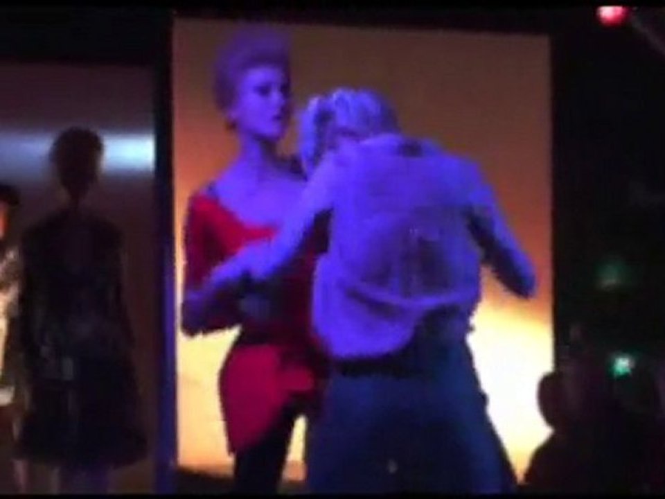 Rissa in passerella tra due modelle