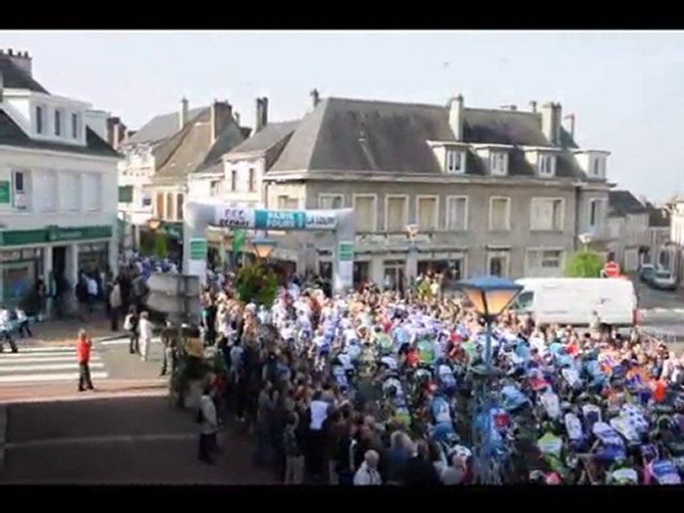 Laure de La Raudière / UMP/ départ de la course cycliste Paris Tours à la loupe