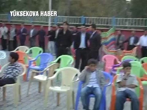 Asker BDP'lilerle Kürtçe şarkılar eşliğinde halay çekti