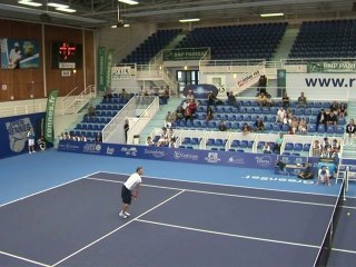 Brian Battistone et sa raquette a deux manches