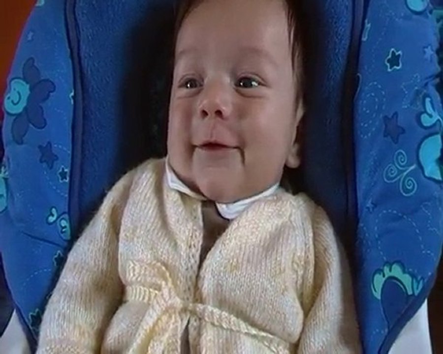 maman chante bébé rigole