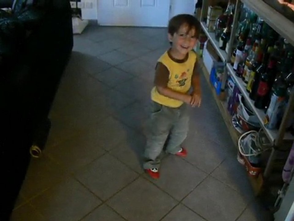 tiago danse la techno