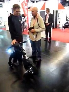 Salon du 2 roues Intermot 2010 e-motion, the Yike Bike folds