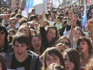 "Sarko, t'es foutu: La jeunesse est dans la rue!"