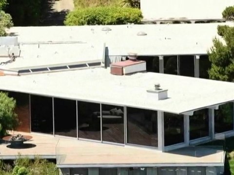 SNTV - Brad Pitt gets locked out